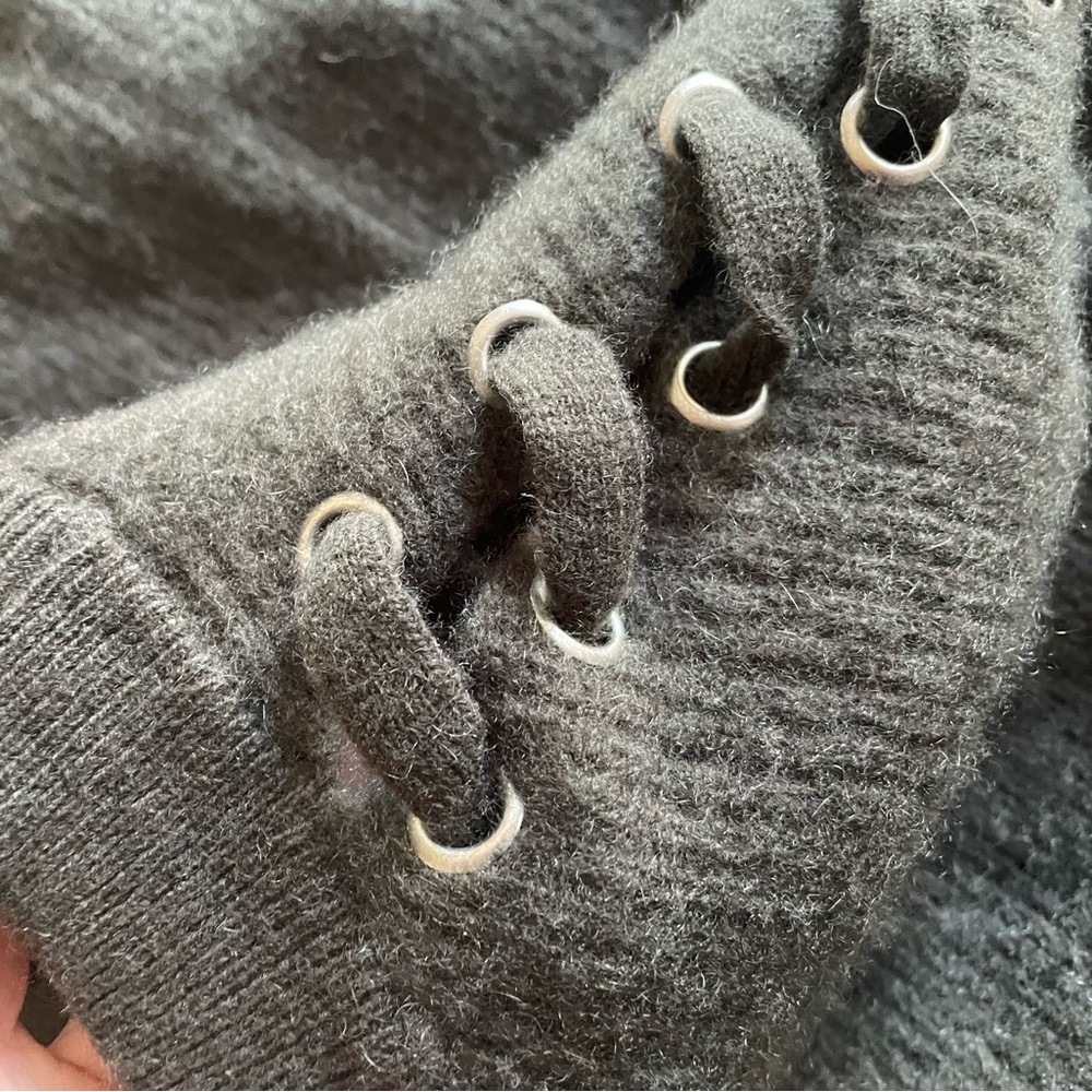 Gently pre-owned Bloomingdale’s cashmere sweater lace up shoulders gray-green S - Picture 10 of 10